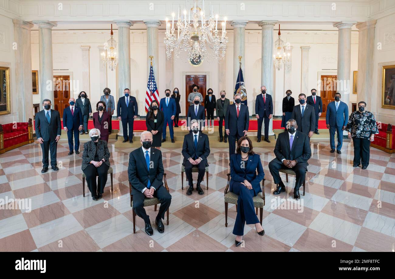 Assis dans la deuxième rangée, de gauche à droite, sont : le secrétaire au Trésor Janet Yellen, le secrétaire d'État Antony Blinken et le secrétaire à la Défense Lloyd Austin. La troisième rangée, de gauche à droite, comprend : la secrétaire à la Santé et aux Services humains Xavier Becerra, la secrétaire au Commerce Gina Raimondo, la secrétaire à l'intérieur Deb Haaland, la secrétaire à l'Agriculture Tom Vilsack, la secrétaire au travail Marty Walsh et la secrétaire au logement et au développement urbain Marcia Fudge. La quatrième rangée, de gauche à droite, comprend : le secrétaire à la sécurité intérieure Alejandro Mayorkas, le procureur général Merrick Garland, et l'Agence de protection de l'environnement Admins Banque D'Images