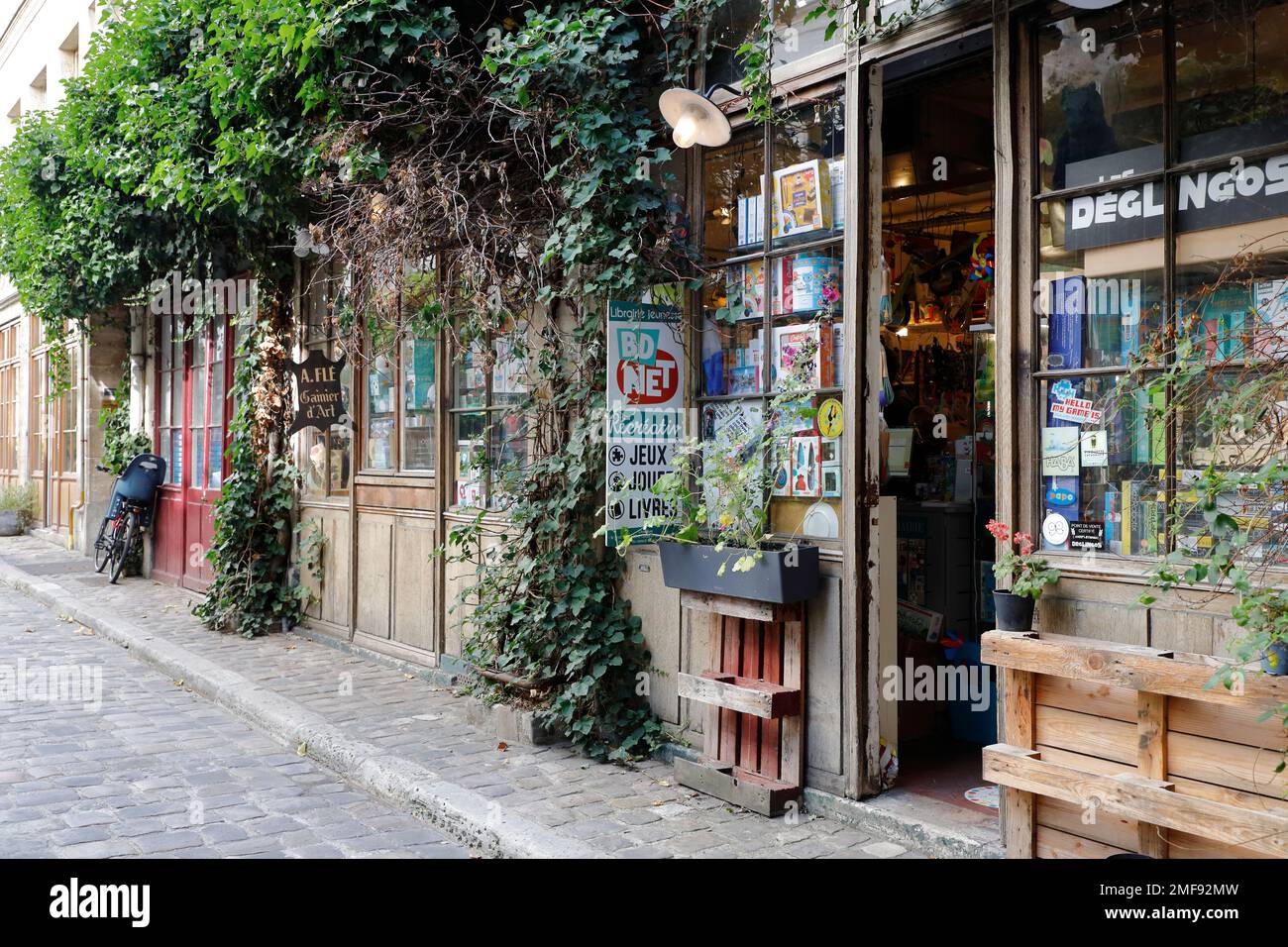 Une boutique couverte de végétations regroupe les ateliers artisanaux traditionnels du passage Lhomme.Faubourg Saint-Antoine,11e arrondissement.Paris.France Banque D'Images