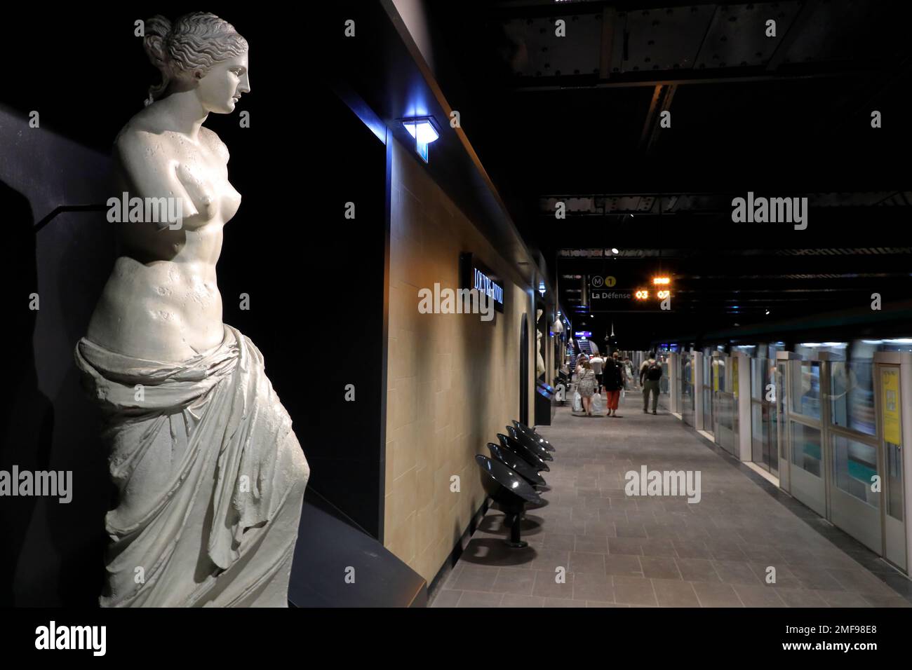 La reproduction de la statue de Vénus de Milo ornant la station de métro Louvre-Rivoli à Paris Banque D'Images