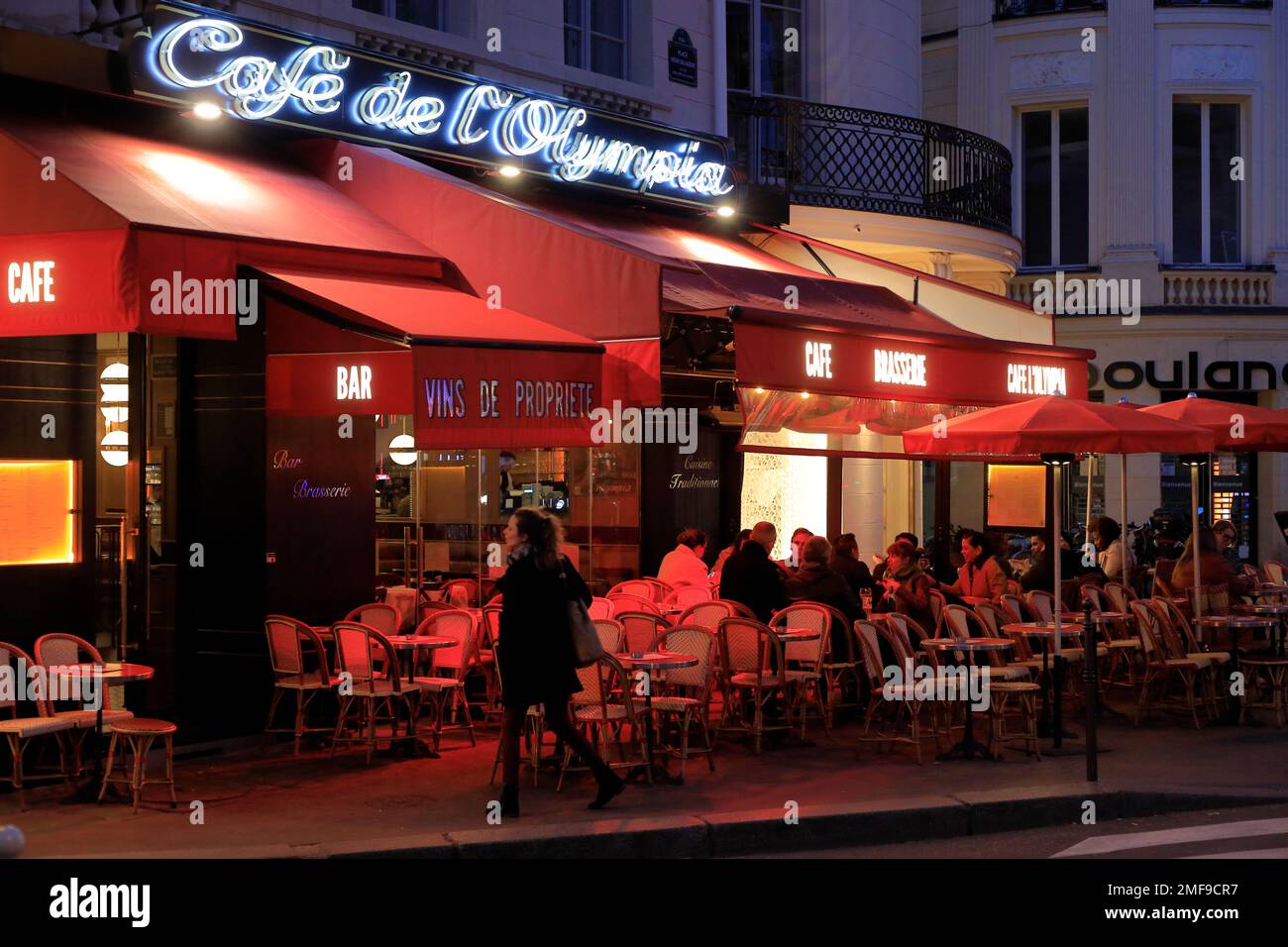 La nuit vue sur le café de l'Olympia un café-bistro français traditionnel dans 9eme arrondissement. Paris Banque D'Images