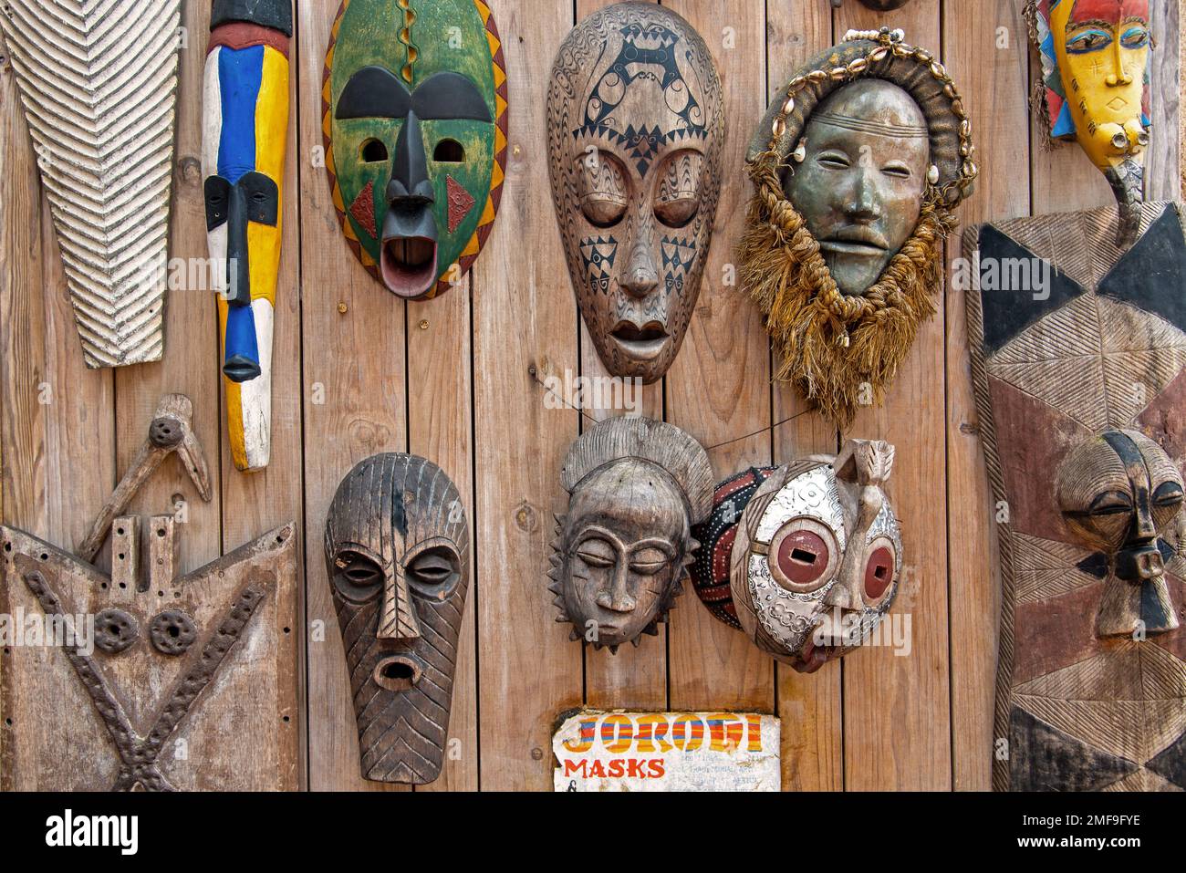 Masques africains accrochés à un mur Banque D'Images