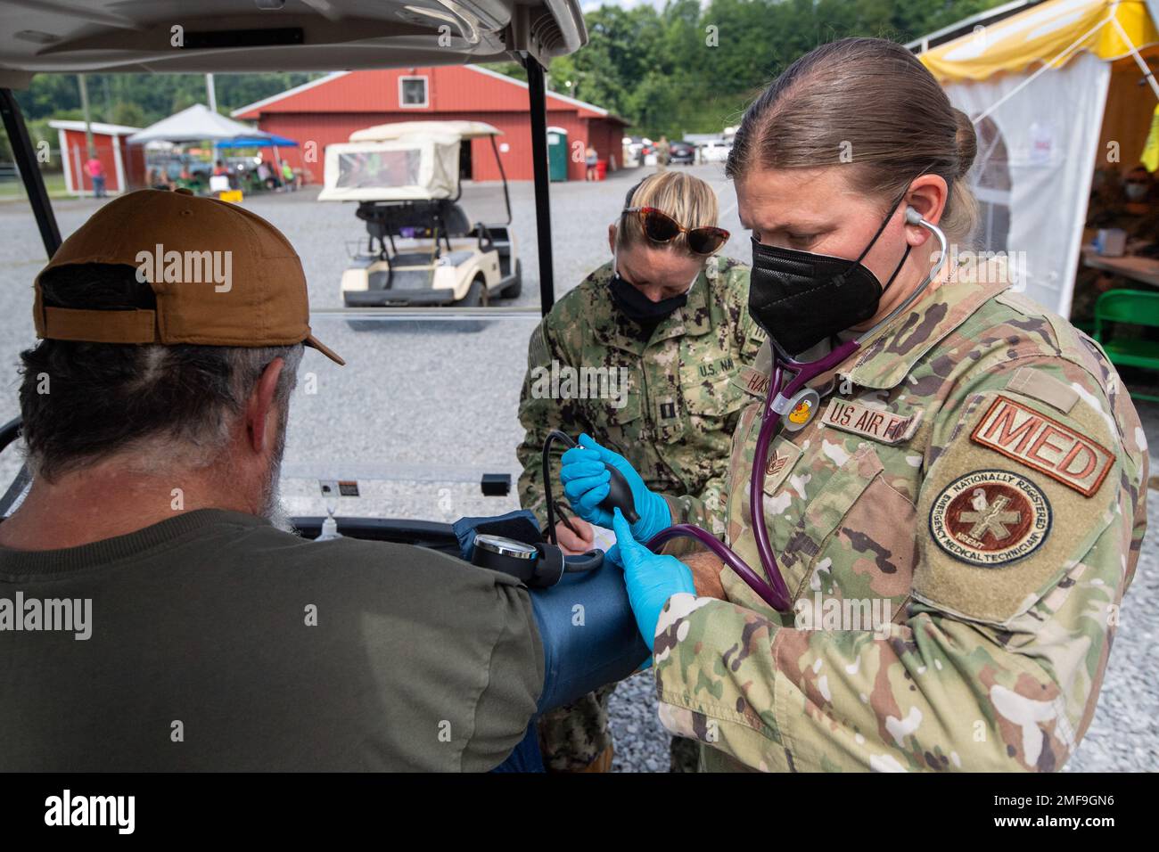 ÉTATS-UNIS Tech. De la Force aérienne Le Sgt Monica Hanson, une technicienne médicale de l'escadre de transport aérien 932nd, 932nd escadron médical, prend la pression artérielle d'un patient pendant l'Appalachian Care Innovative Readiness Training (IRT) 2022 à Wise, en Virginie, le 18 août 2022. La TRI est une occasion de formation militaire du ministère de la Défense (DoD), exclusive aux États-Unis et à ses territoires, qui offre des possibilités de formation conjointe pour accroître la préparation au déploiement. En même temps, l'IRT fournit des services clés (soins de santé, construction, transport et cybersécurité) avec des avantages durables pour nos communautés américaines. Banque D'Images