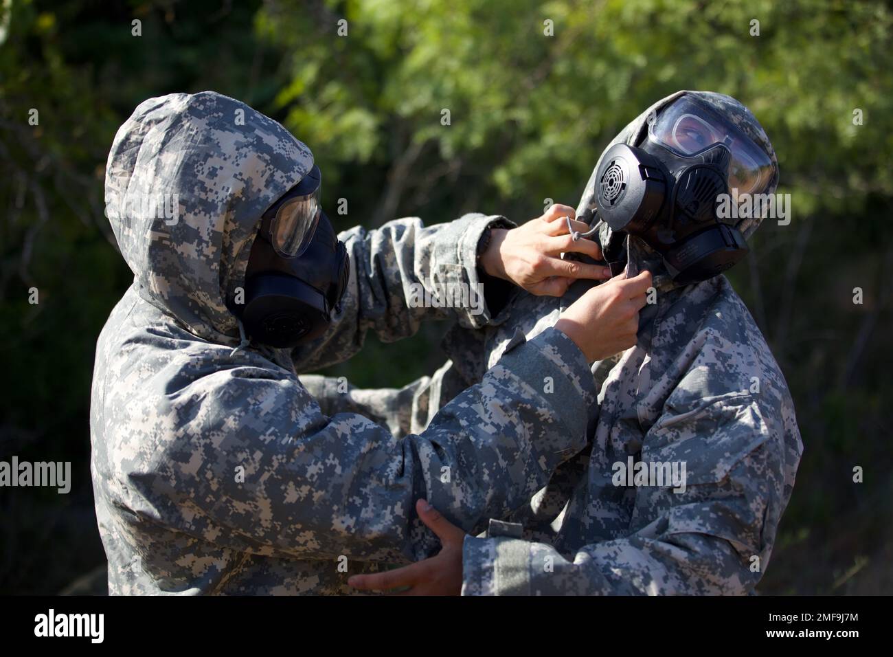 ÉTATS-UNIS Austin Moore et Kole Vigilancia, SPC de l'armée, affectés à la 89th brigade de police militaire de fort Hood, Texas, préparant leur équipement de niveau 4 de la posture de protection orientée mission (MOPP) pour toute attaque de gaz entrant, pendant les États-Unis Compétition de la meilleure escouade du Commandement des Forces armées à fort Hood, Texas, le 18 août 2022. Ces soldats représentent les meilleurs aux États-Unis Commandement des forces armées. Banque D'Images