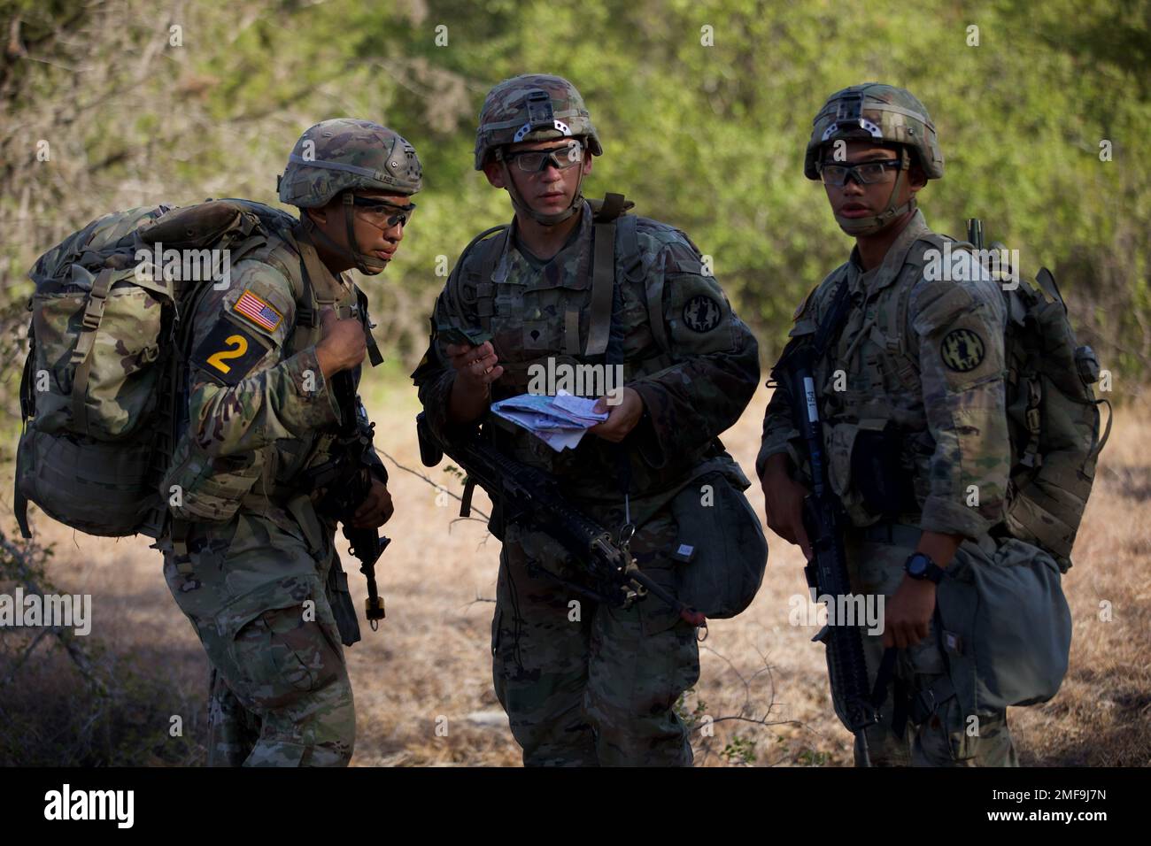 ÉTATS-UNIS Le Sgt. Nathan Villarreal, le SPC. Kole Vigilancia et les États-Unis Austin Moore, policier militaire affecté à la brigade de police militaire de 89th, fort Hood, Texas, se dispute la meilleure équipe des États-Unis La meilleure compétition de l'Armée de terre, à fort Hood, Texas, 18 août 2022. Le concours Best Squad fait la promotion de l'esprit de corps et reconnaît les soldats qui font preuve d'engagement envers les valeurs de l'Armée et incarnent l'Ethos guerrier. Banque D'Images