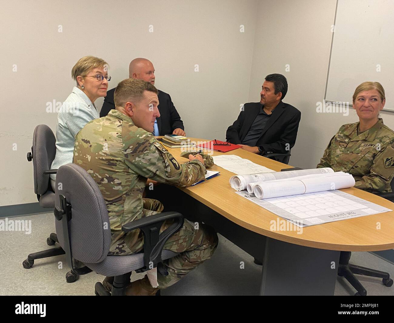 M. Michael Connor, secrétaire adjoint de l'Armée de terre pour les travaux civils, avec la députée Marcy Kaptur et la direction du corps des ingénieurs de l'Armée des États-Unis, Brig. Le général Kimberly Peeples et le lieutenant-colonel Colby Krug font le tour de l'usine de traitement des eaux usées de Port Clinton, Port Clinton, OH. L'usine de traitement des eaux usées joue un rôle clé dans le maintien de la propreté de l'eau qui retourne dans le lac Érié, en veillant à ce que l'écosystème puisse s'épanouir et que les Grands Lacs demeurent excellents pour la nation. Banque D'Images