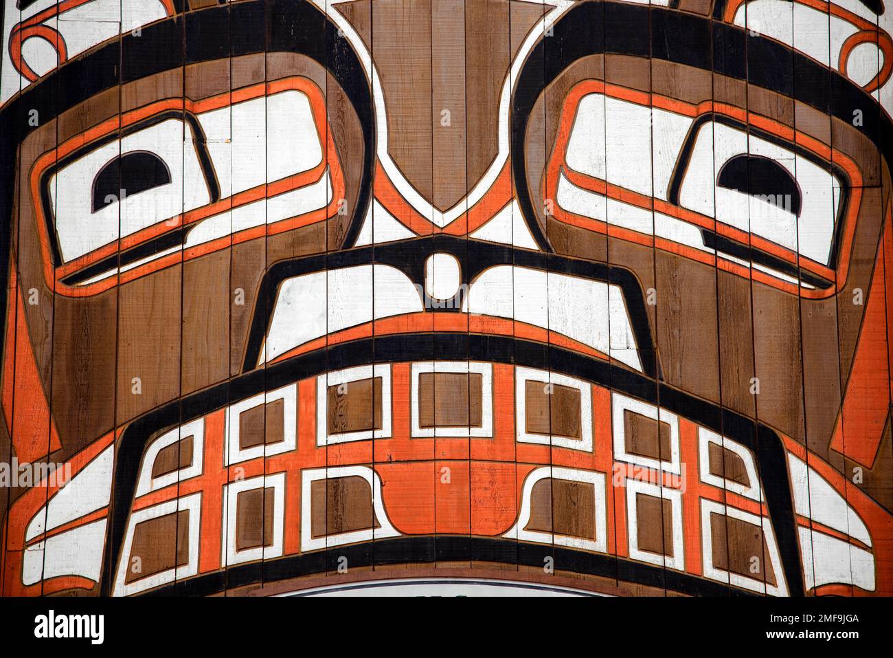 Un totem tribal peint sur des planches de bois. Banque D'Images