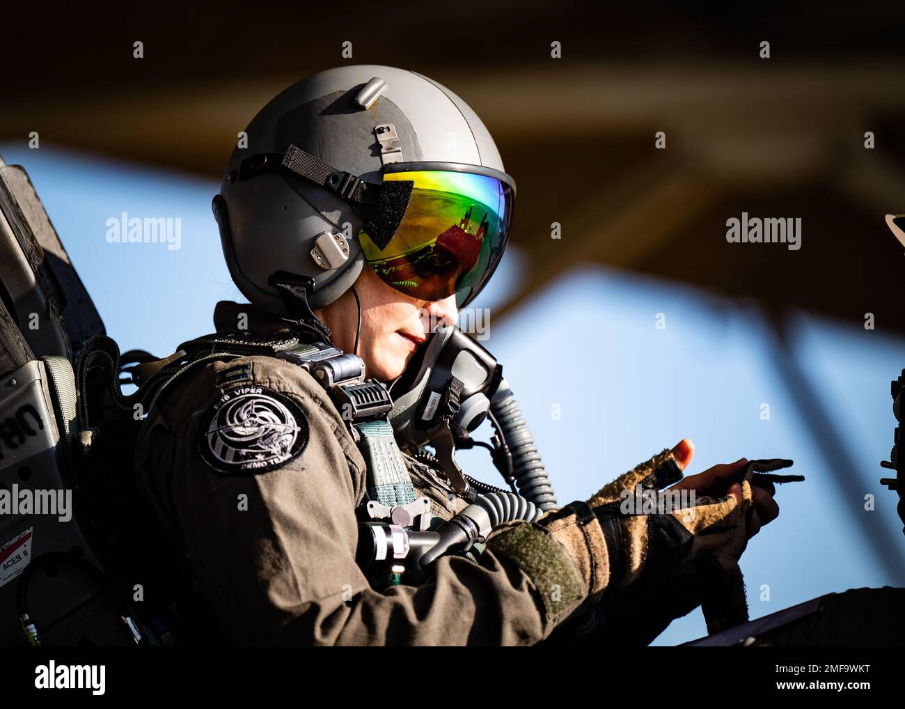 Le Capitaine Aimee « Rebel » Fiedler, commandant et pilote de l’équipe de démonstration F-16 Viper, se prépare à piloter une démonstration à Shaw Air Force base, S.C. le 18 août 2022. Fiedler effectue des manœuvres aériennes de précision pour démontrer les capacités uniques de l'un des chasseurs multirôles les plus performants de l'Armée de l'Air, le F-16 Fighting Falcon. 20FW, base aérienne Shaw, VDT, démonstration Viper, Banque D'Images