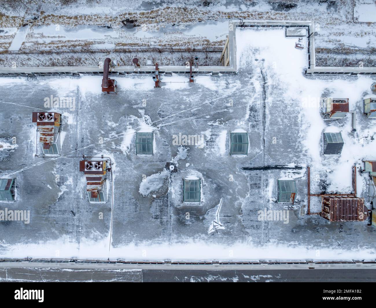 Drone aérien d'hiver photo d'un toit sur une cheminée en béton industriel abandonnée. Banque D'Images