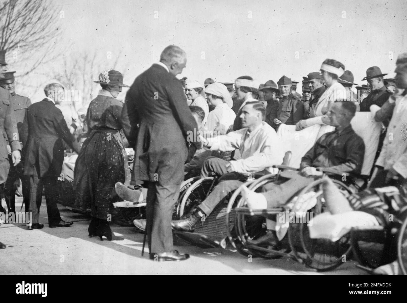 Le président Warren G. Harding et la femme Florence Harding rendent visite à des soldats. Hôpital Walter Reed, Washington, DC, 20 mars 1921 Banque D'Images