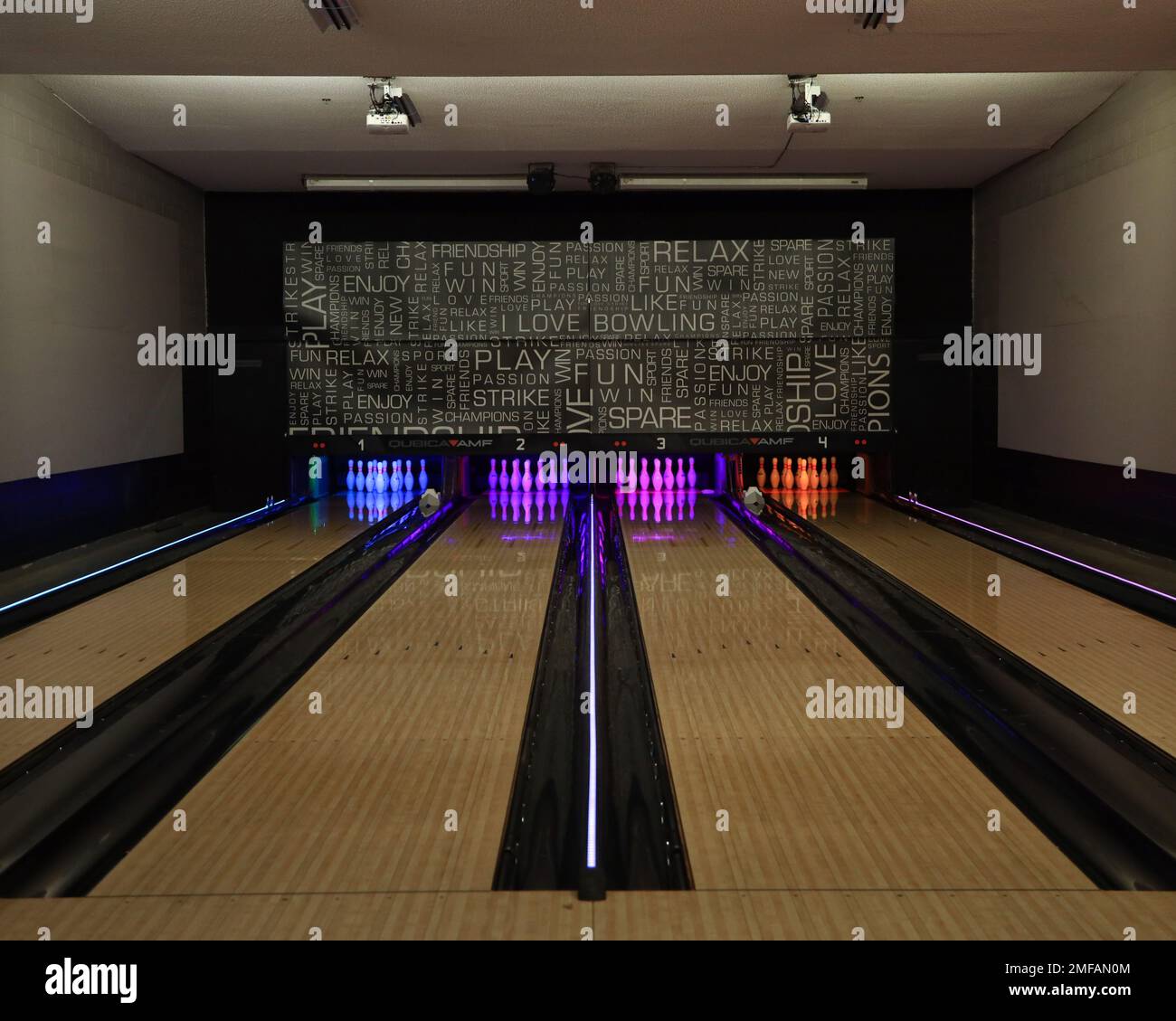 Des pistes de bowling sont illuminées pour célébrer la réouverture des Sunset Lanes à la Marine corps Air Station Yuma, Arizona, le 18 août 2022. L'équipe des Services communautaires du corps des Marines de Yuma est fière de prendre soin des Marines et de leurs familles en offrant des programmes, des produits et des services de qualité de vie à l'appui des objectifs du corps des Marines. Banque D'Images