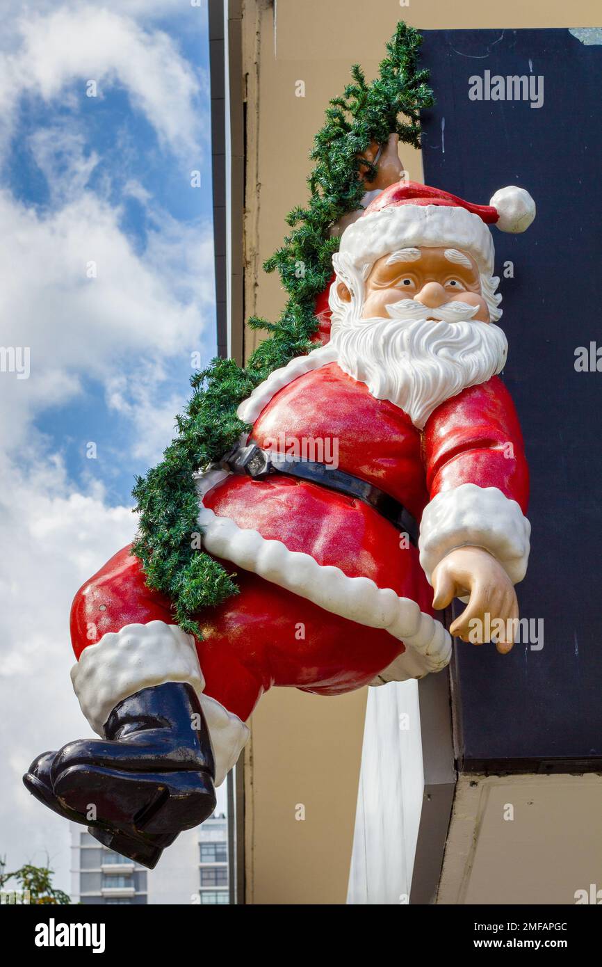 Le Père Noël est suspendu à un balcon Banque D'Images