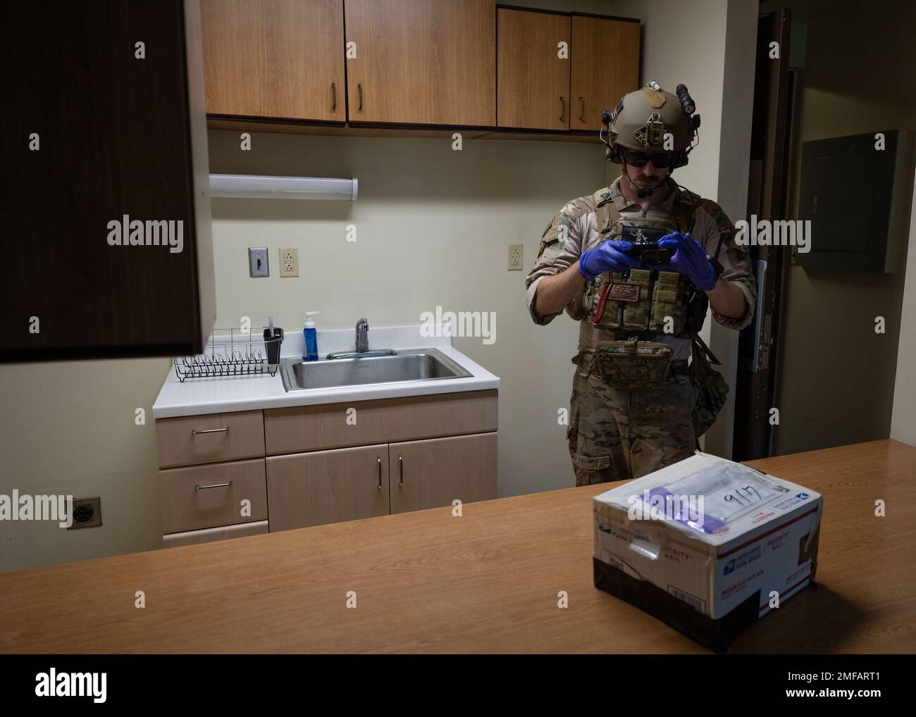 Le sergent d'état-major Zachary McCarthy, chef de l'équipe d'élimination des munitions explosives de l'escadron 8th du génie civil, prend une photo d'un colis simulé et suspect lors d'un événement d'entraînement à la base aérienne de Kunsan, République de Corée, le 18 août 2022. La photographie relaie le scénario au commandant de l'incident afin qu'il puisse voir la scène globale. Banque D'Images