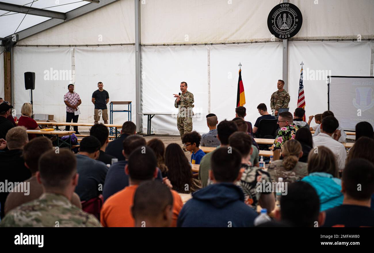 ÉTATS-UNIS Le colonel de la Force aérienne Bryan Callahan, commandant de l'escadre des opérations aériennes au sol de 435th, parle lors d'un événement de détente en famille de l'AGOW de 435th à la base aérienne de Ramstein, en Allemagne, le 18 août 2022. Au cours de l'événement, l'escadre a également tenu sa cérémonie de remise des prix trimestriels où les aviateurs ont été reconnus pour leurs nombreuses réalisations. Banque D'Images