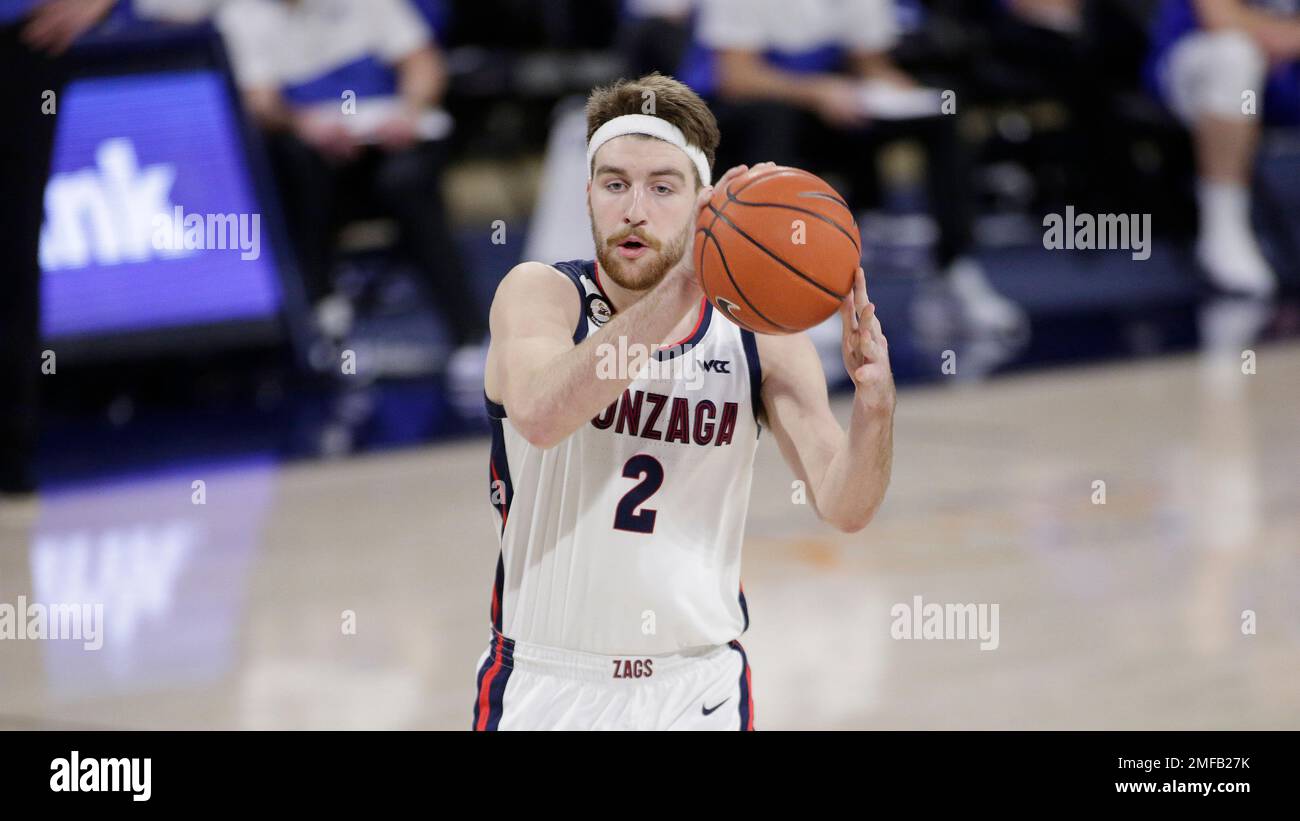 Gonzaga forward Drew Timme prepares to pass the ball during the second half of an NCAA college basketball game against BYU in Spokane, Wash., Thursday, Jan. 7, 2021. (AP Photo/Young Kwak) Banque D'Images