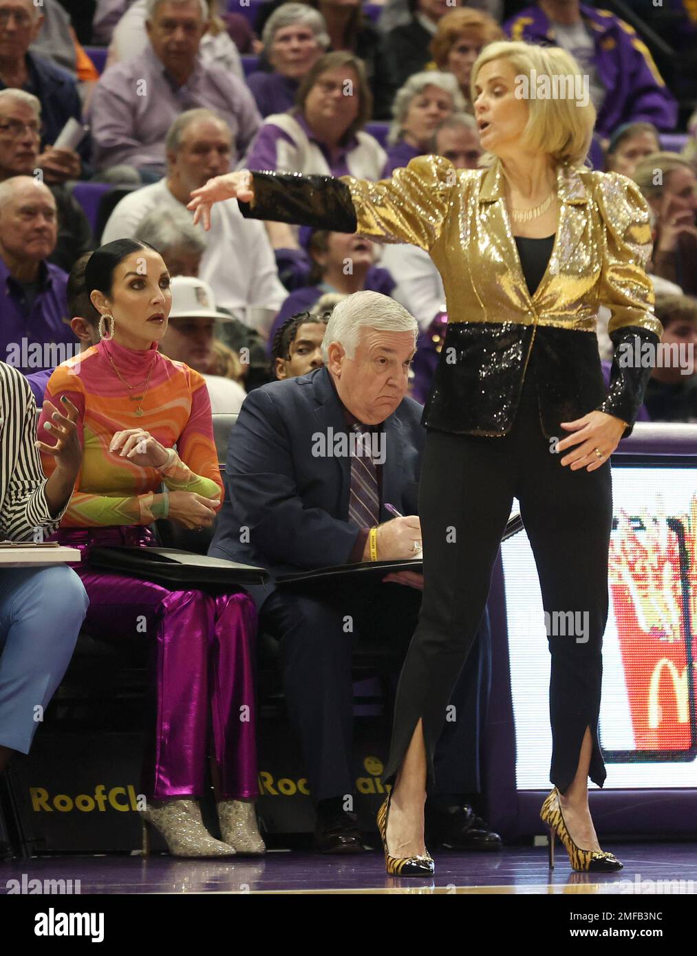 Baton Rouge, États-Unis. 19th janvier 2023. Kim Mulkey, entraîneure en chef du LSU Lady Tigers, parle jeudi à l'un de ses entraîneurs adjoints lors d'un match de basketball féminin au Pete Maravich Assembly Center à bâton-Rouge, en Louisiane, à 19 janvier 2022. (Photo de Peter G. Forest/Sipa USA) crédit: SIPA USA/Alay Live News Banque D'Images