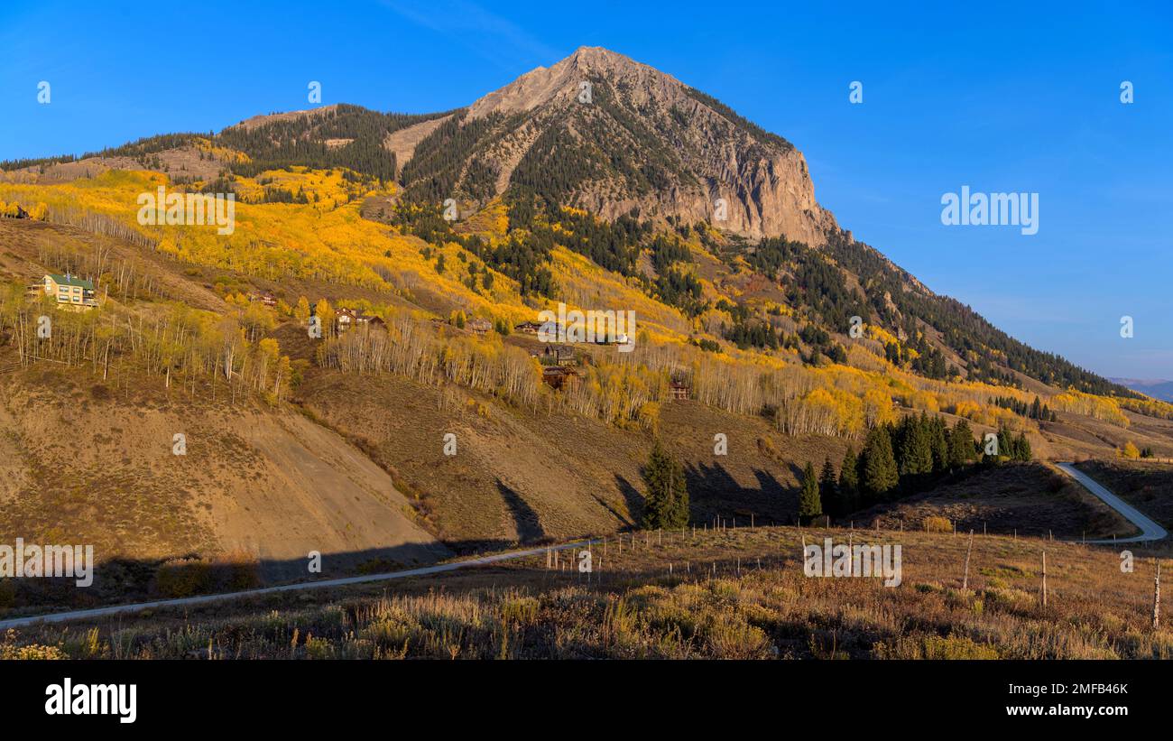 Mt. Crested Butte - vue rapprochée du Mont La Butte à la crème lors d'une soirée d'automne dorée. Colorado, États-Unis. Banque D'Images