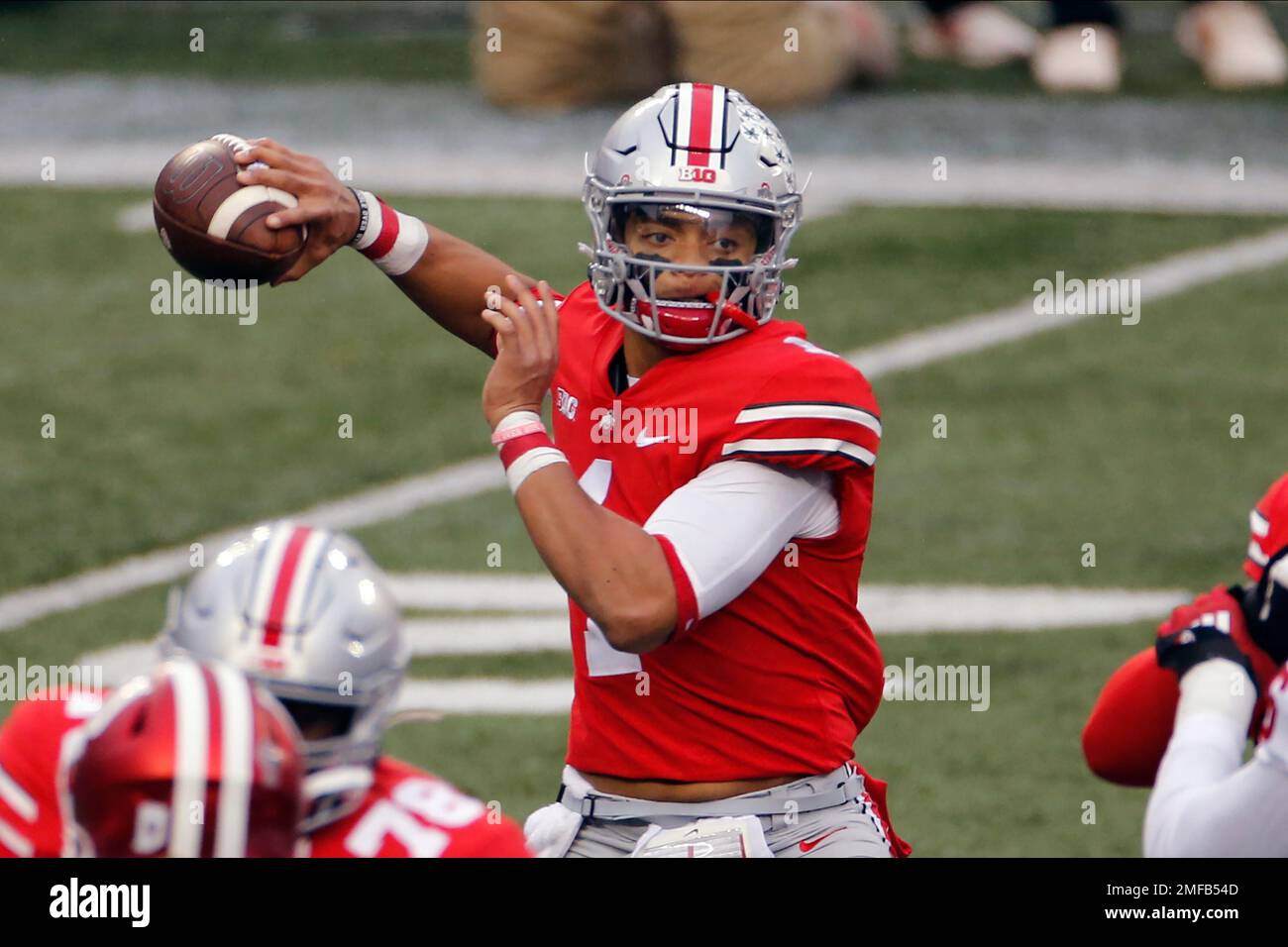 FILE - Ohio State quarterback Justin Fields throws a pass against Indiana during the first half of an NCAA college football game in Columbus, Ohio, in this Saturday, Nov. 21, 2020, file photo. Fields threw a Sugar Bowl-record six touchdown passes and accumulated 385 yards passing in the third-ranked Buckeyes’ 49-28 College Football Playoff semifinal victory over No. 2 Clemson. (AP Photo/Jay LaPrete, File) Banque D'Images