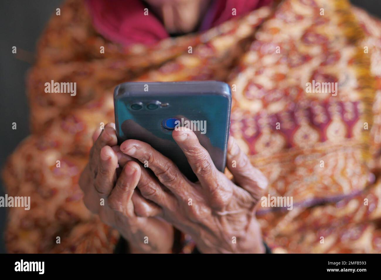 les femmes âgées se font la main à l'aide d'un téléphone intelligent en gros plan Banque D'Images