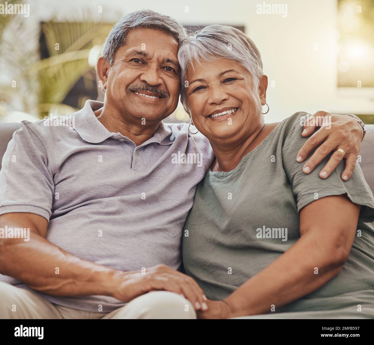Couple senior, portrait à la maison de personnes âgées heureux au sujet du mariage, de l'amour et de la retraite. Détendez-vous, bonheur et canapé maison avec une vieille femme et un homme Banque D'Images