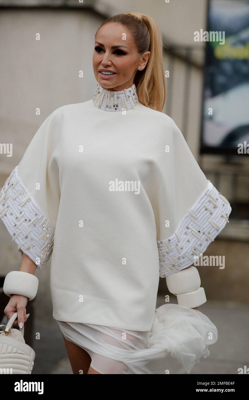 Style de rue, Adriana Karembeu Sklenarikova arrivée à Stephane Rolland