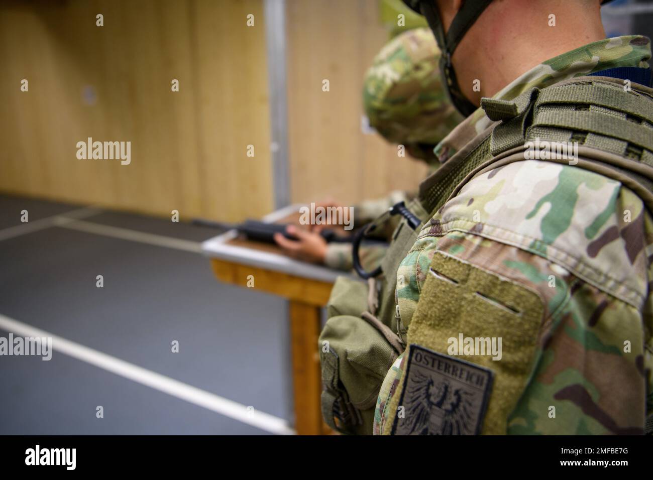 Un membre du service autrichien, affecté au quartier général des opérations spéciales de l'OTAN, vérifie comment l'officier de sécurité de la zone de tir ajuste sa carbine de M4 comme étant américaine Les soldats du 39th Bataillon du signal stratégique se qualifient aux côtés des alliés de l'OTAN, sur la base aérienne de Chièvres, en Belgique, le 18 août 2022. Banque D'Images