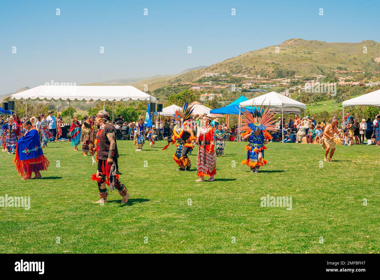 Malibu, Californie, États-Unis - 9 avril 2022. Pouwow. Rassemblement annuel de Powwow et Intertribal Malibu Chumash Day. Les Américains autochtones habillés en plein Regalia. Banque D'Images