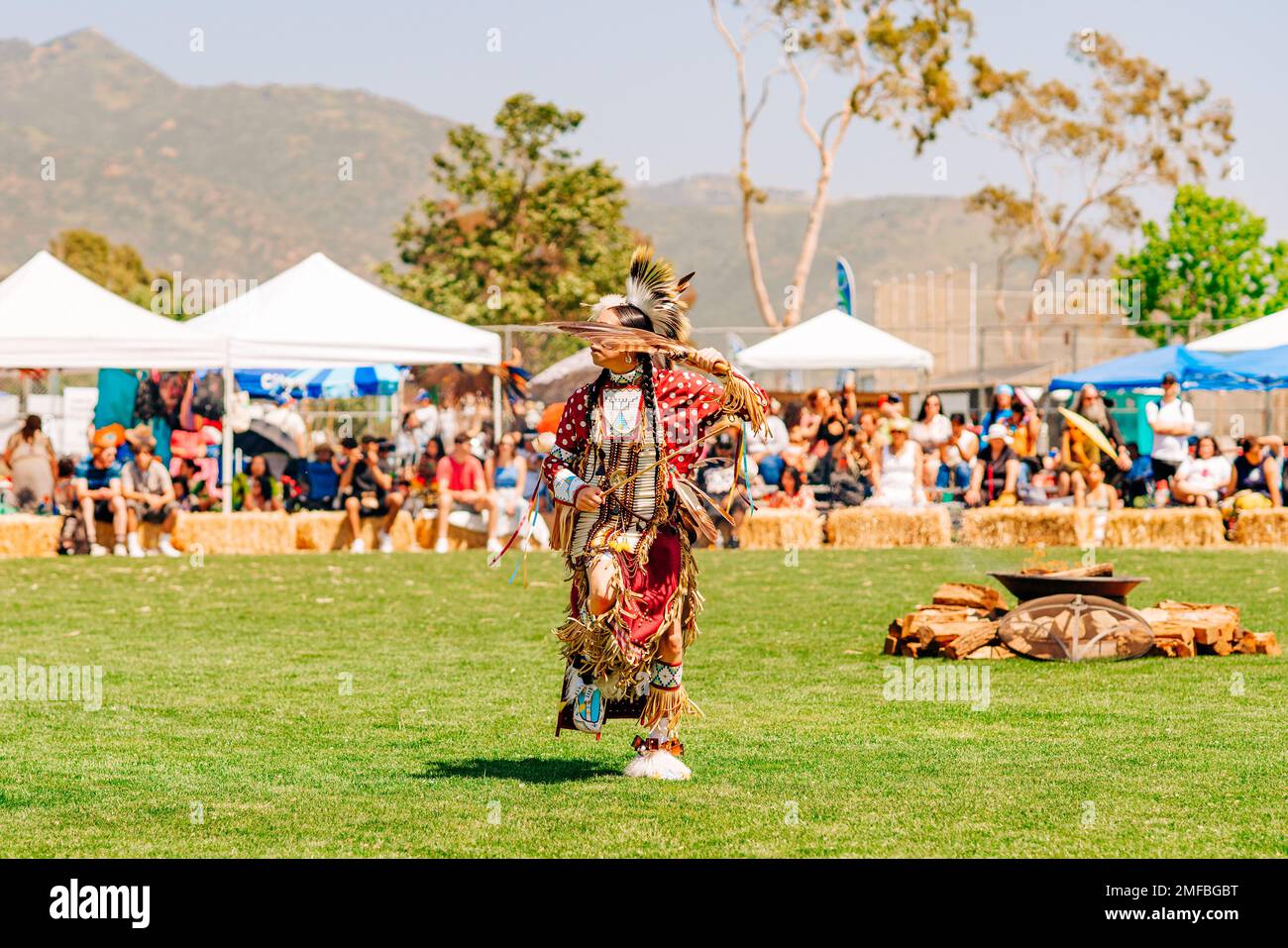 Malibu, Californie, États-Unis - 9 avril 2022. Pouwow. Danseurs amérindiens masculins à Pow-Wow à Malibu, en Californie. Les Américains natifs vêtus de tout le régal Banque D'Images