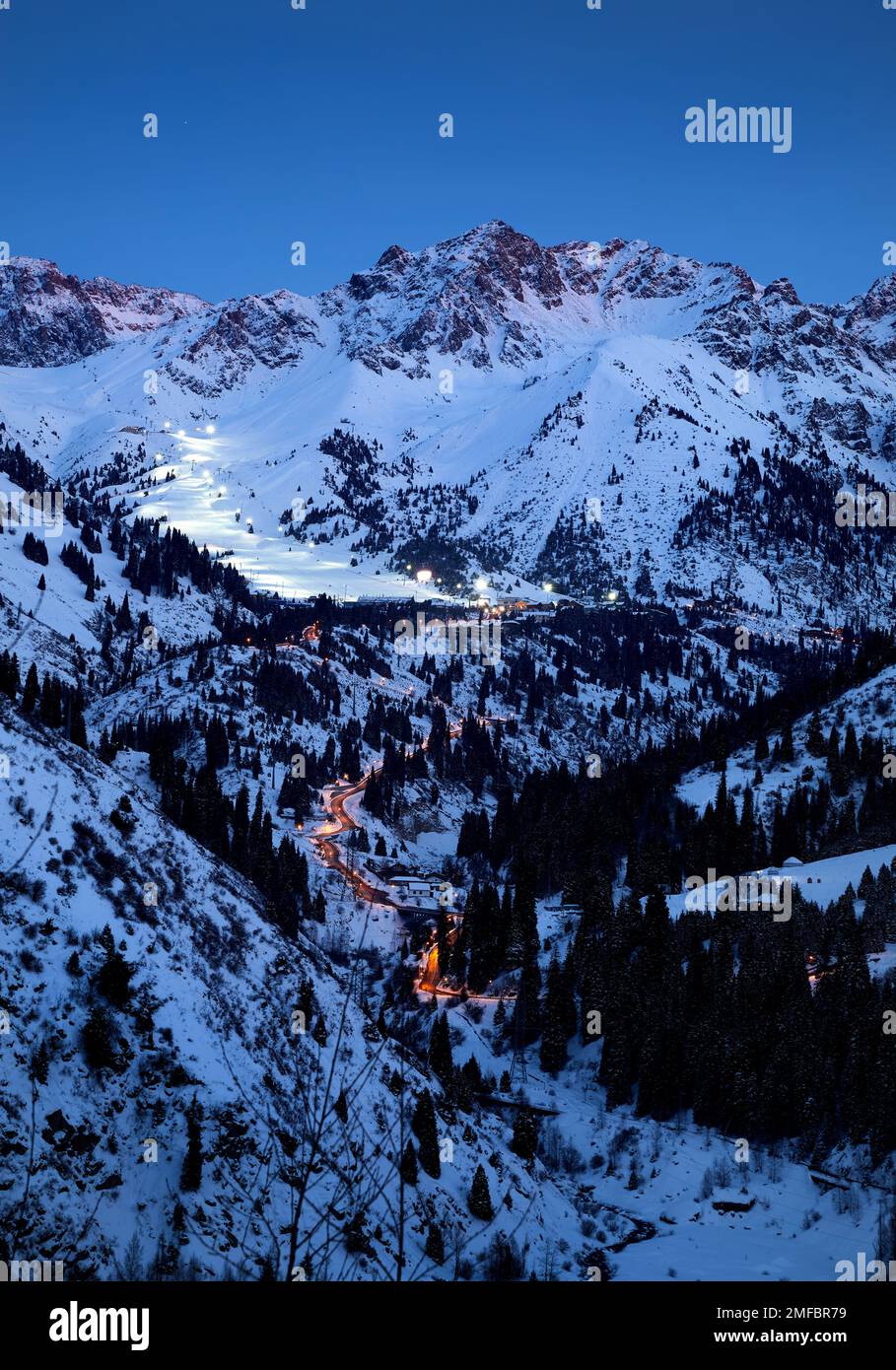 Paysage de route lugueuse de la patinoire de Medeu à la station de ski de Shymbulak dans les montagnes de Tian Shan en soirée à Almaty, au Kazakhstan Banque D'Images