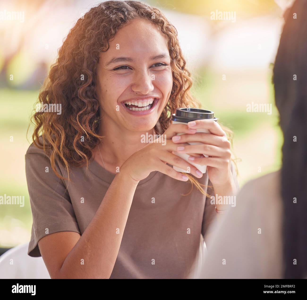 Femme, amis et sourire pour un café, discuter ou rattraper la vie sociale, l'amitié ou la relation dans un café en plein air. Bonne femme souriant dans le bonheur Banque D'Images