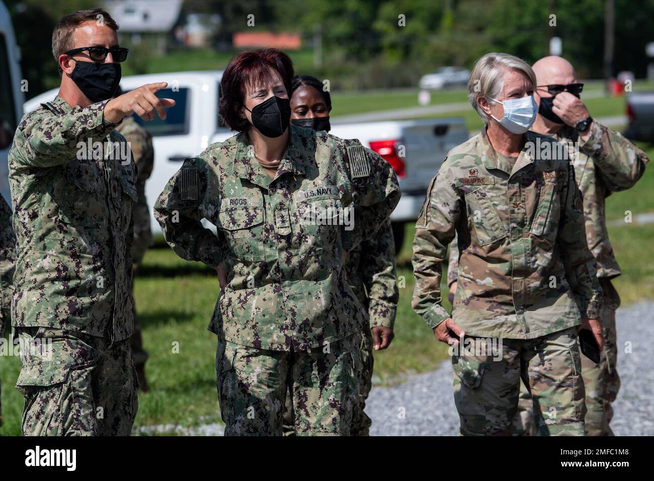 ÉTATS-UNIS Bleu marine clair Steven Gnilka, commandant de mission de Appalachian Care Innovative Readiness Training (IRT) 2022, présente Mary Riggs, directrice exécutive, Bureau de médecine et de chirurgie, et U.S. Le colonel de la Force aérienne Constance Revore, 359th commandant du groupe médical sur le site de Appalachian Care Innovative Readiness Training (IRT) 2022 à Wise, en Virginie, le 19 août 2022. La TRI est une occasion de formation militaire du ministère de la Défense (DoD), exclusive aux États-Unis et à ses territoires, qui offre des possibilités de formation conjointe pour accroître la préparation au déploiement. Simultanément, l'IRT fournit Banque D'Images