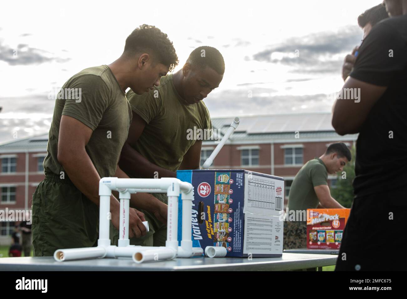 ÉTATS-UNIS Corps maritime lance Cpl. Dalton C. Basralian, à gauche, et PFC. Lelland L. Henderson, à droite, les deux gardes de sécurité de base de la Compagnie Alpha, Marine corps Security Force Regiment (MCSFR), participent au défi de l'entraînement par intervalles de réflexion critique de haute intensité (HIIT) à la Station d'armes navales Yorktown, en Virginie, le 19 août 2022. Les Marines se sont affrontées de front dans les défis du HIIT, les remorqueurs de guerre, les bâtons de pugil et diverses autres catégories pour tester leurs capacités et leur détermination en matière de travail d'équipe. La Journée MCSFR a été créée pour renforcer la cohésion et la camaraderie entre les Marines afin d'accroître l'unité Banque D'Images