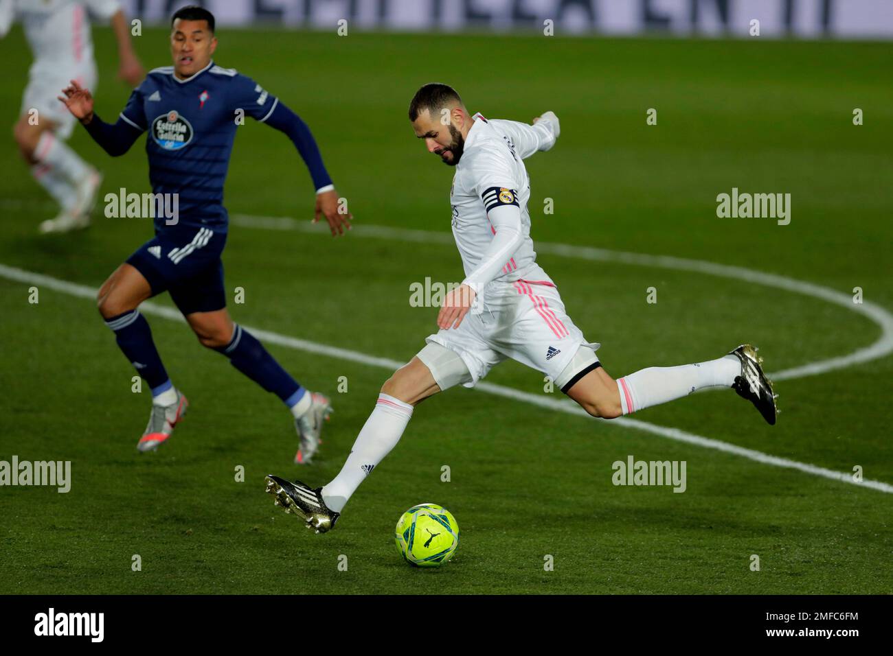Real Madrid's Karim Benzema shoots the ball during the Spanish La Liga soccer match between Real Madrid and Celta Vigo at the Alfredo Di Stefano stadium in Madrid, Spain, Saturday, Jan. 2, 2021. (AP Photo/Manu Fernandez) Banque D'Images