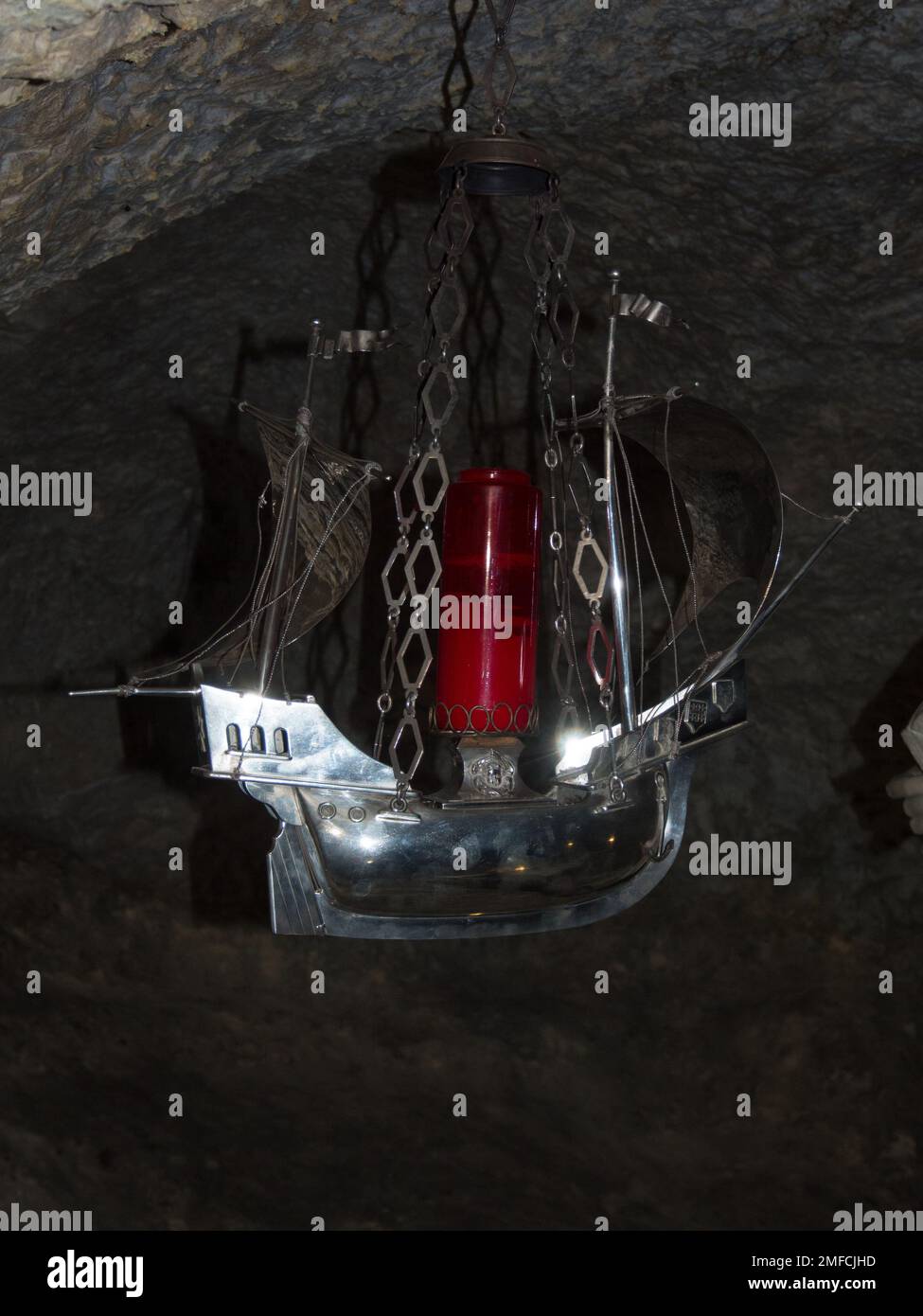 Une lampe emblématique dans la basilique Saint-Paul, Rabat, Malte Banque D'Images