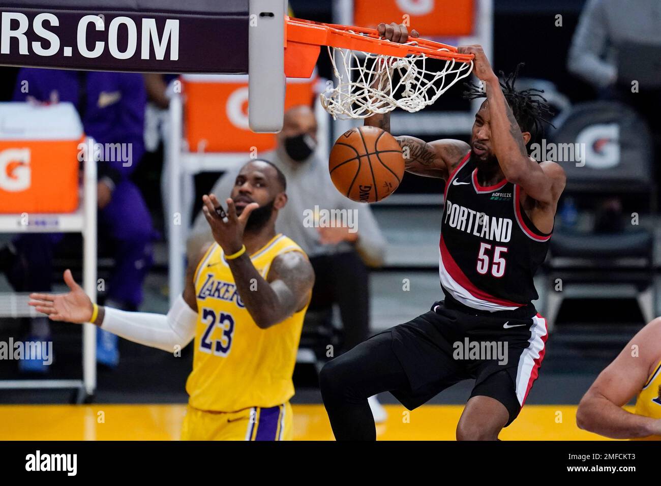 Portland Trail Blazers forward Derrick Jones Jr. dunks as Los Angeles Lakers forward LeBron James reacts during the second quarter of an NBA basketball game Monday, Dec. 28, 2020, in Los Angeles. (AP Photo/Ashley Landis) Banque D'Images