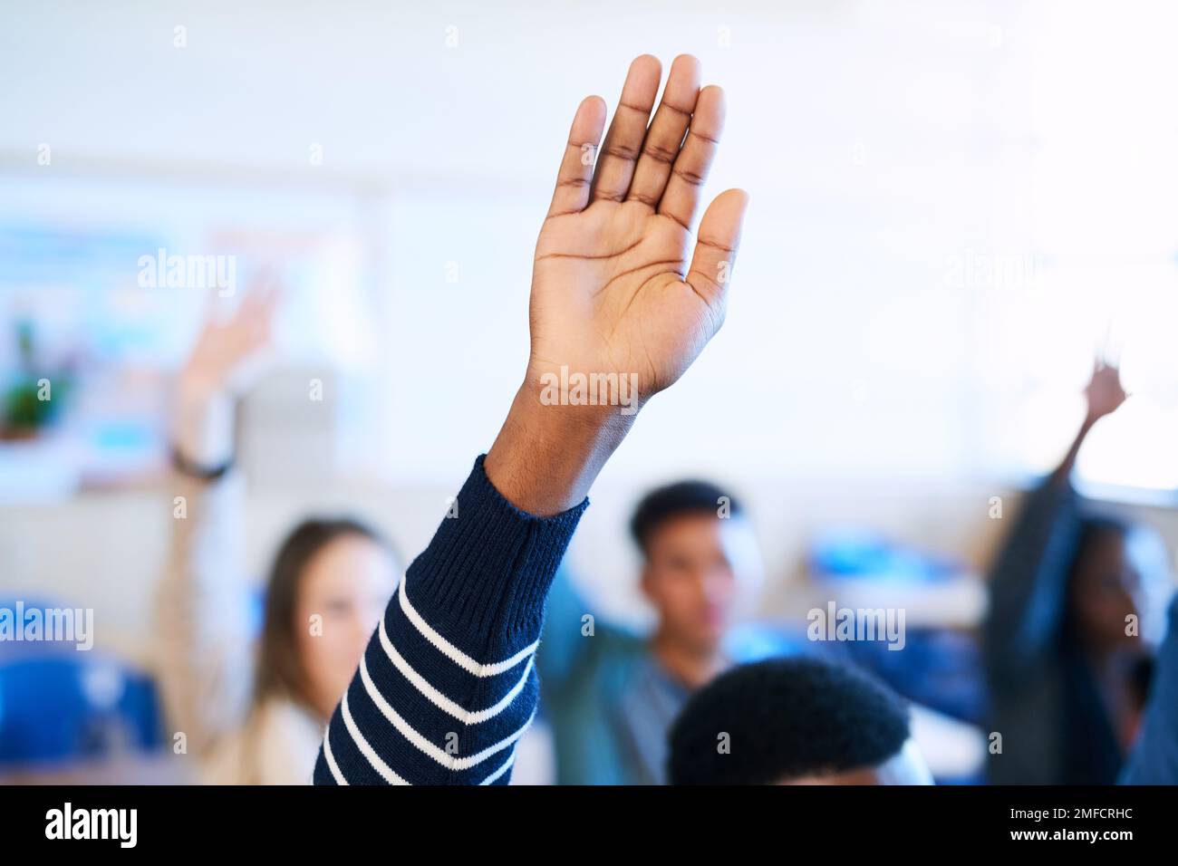 Il connaît toutes les réponses. un étudiant de universitaire