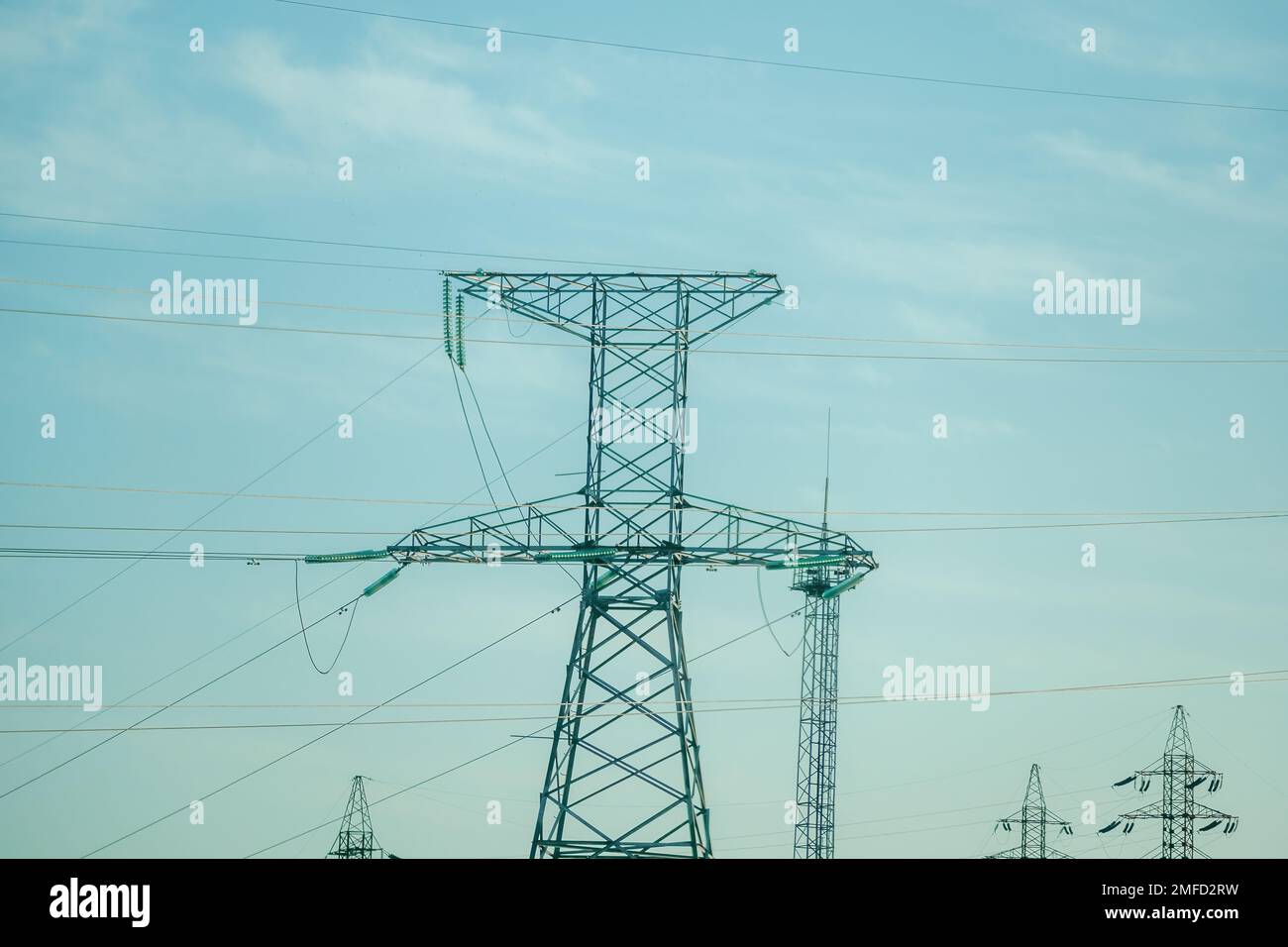 Support de ligne électrique avec fils pour la transmission de l'électricité. Tour de grille haute tension Silhouette avec câble métallique à la station de distribution. énergie Banque D'Images