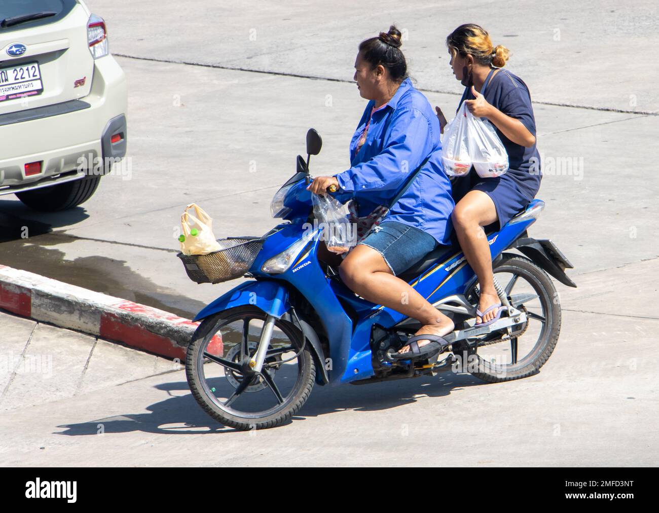SAMUT PRAKAN, THAÏLANDE, OCT 12 2022, deux manèges féminins en moto dans la rue. Banque D'Images