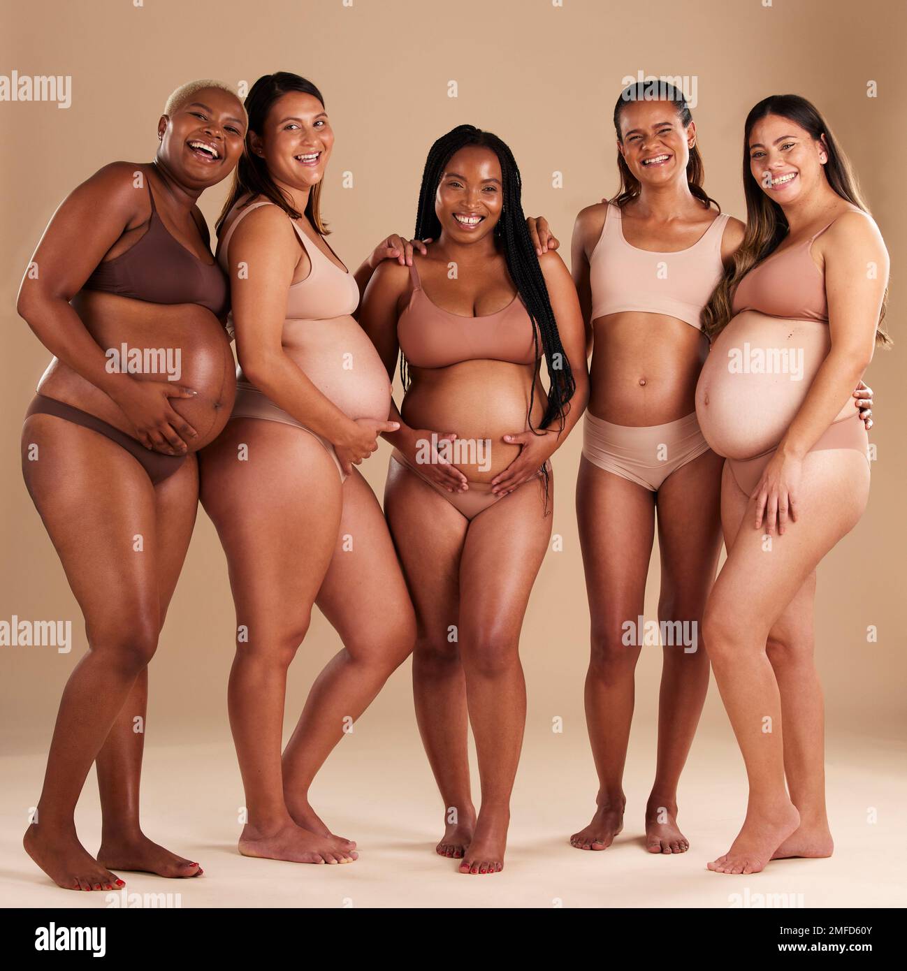 Grossesse, beauté et portrait d'amis dans un studio pour la diversité, la maternité et le bien-être prénatal. Maternité, amour et femmes enceintes montrant Banque D'Images