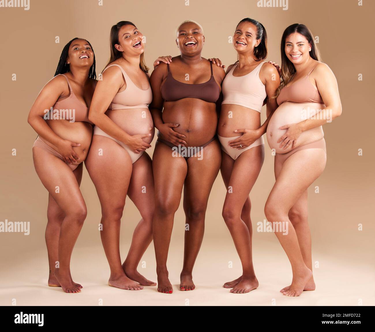 Grossesse, corps et portrait d'amis heureux dans un studio pour la diversité, la maternité et le bien-être prénatal. Maternité, beauté et femmes enceintes Banque D'Images