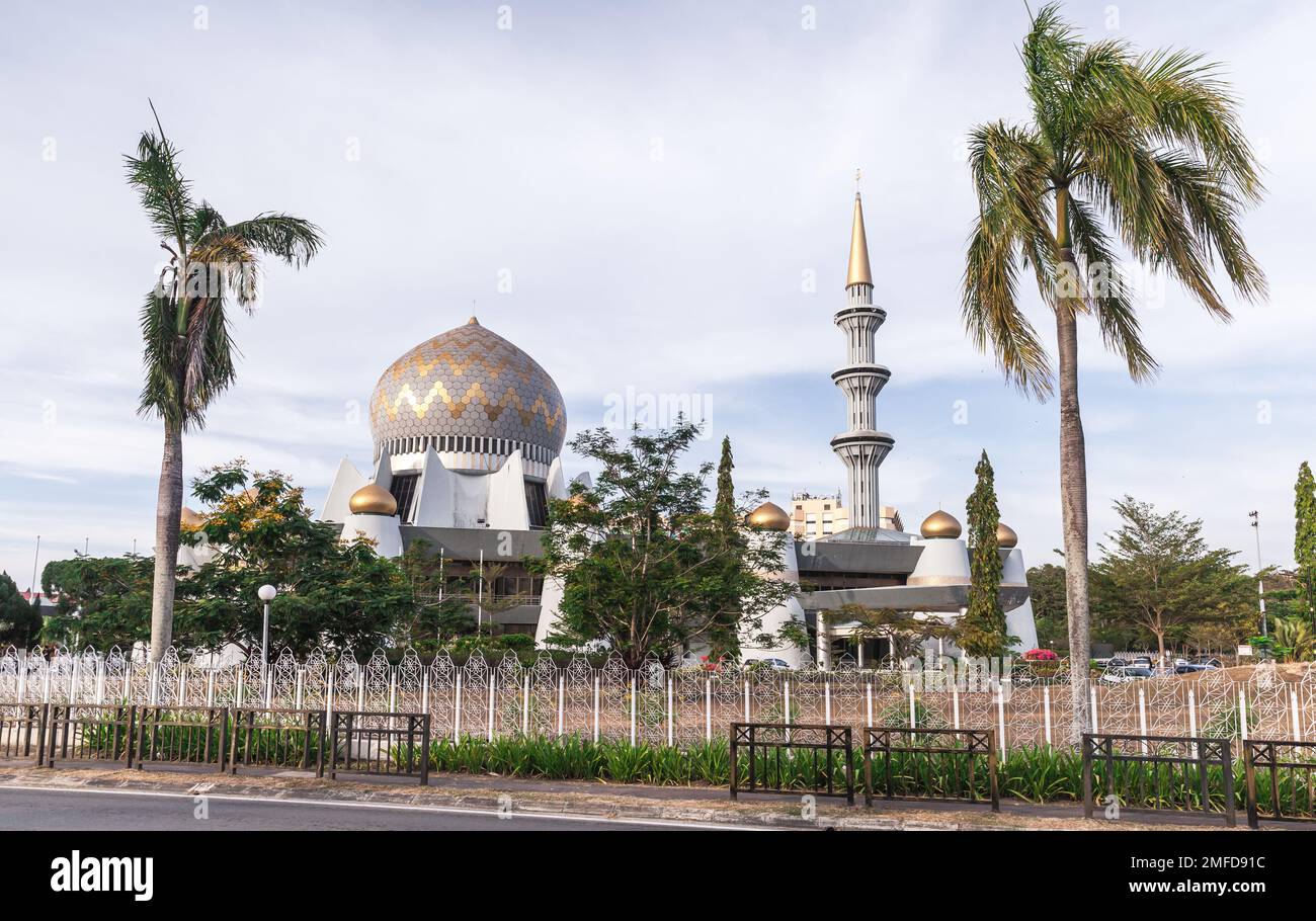 Extérieur de la mosquée d'État de Sabah ou Masjid Negeri Sabah. Kota Kinabalu, Malaisie Banque D'Images