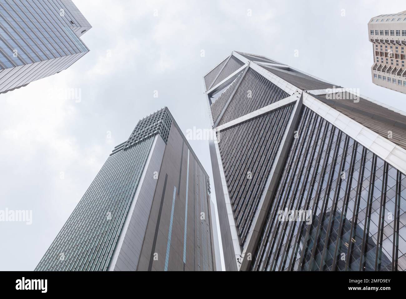Kuala Lumpur, Malaisie - 25 novembre 2019: Kuala Lumpur centre-ville, les immeubles de bureaux modernes sont sous ciel nuageux et lumineux Banque D'Images