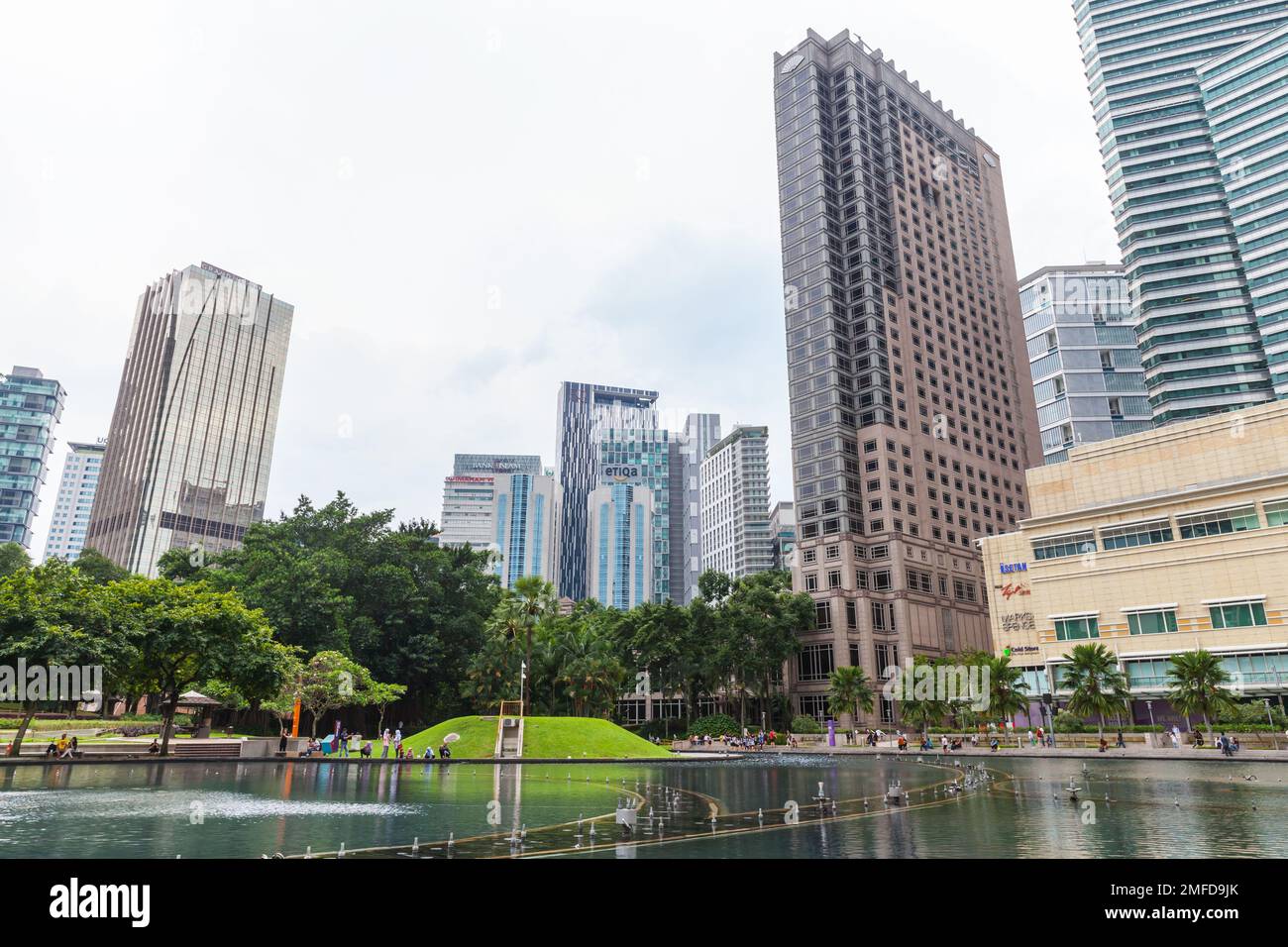 Kuala Lumpur, Malaisie - 25 novembre 2019 : parc KLCC en journée, vue sur la rue Banque D'Images