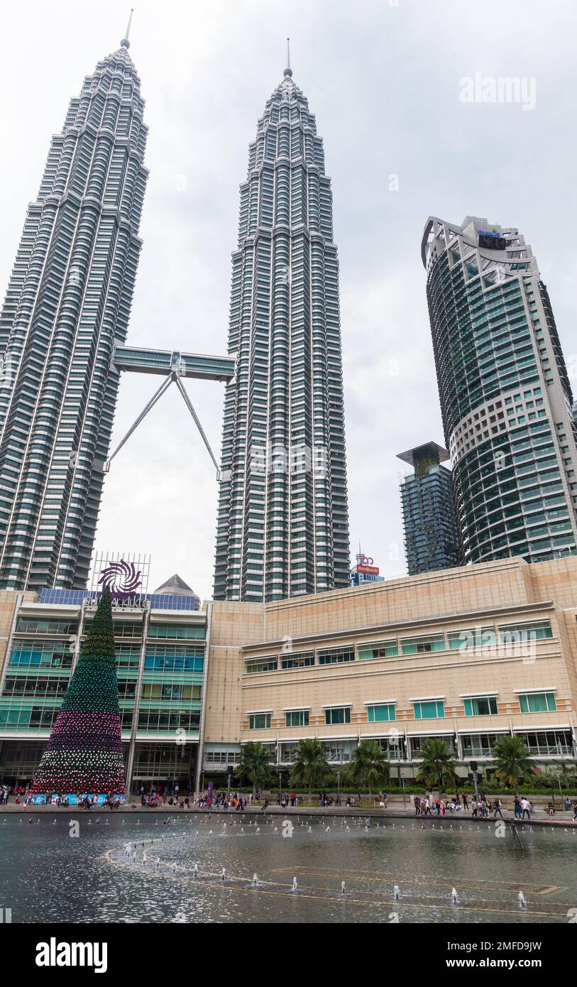 Kuala Lumpur, Malaisie - 25 novembre 2019: Parc KLCC avec tours jumelles Petronas et centre commercial Sura, photo de rue verticale Banque D'Images