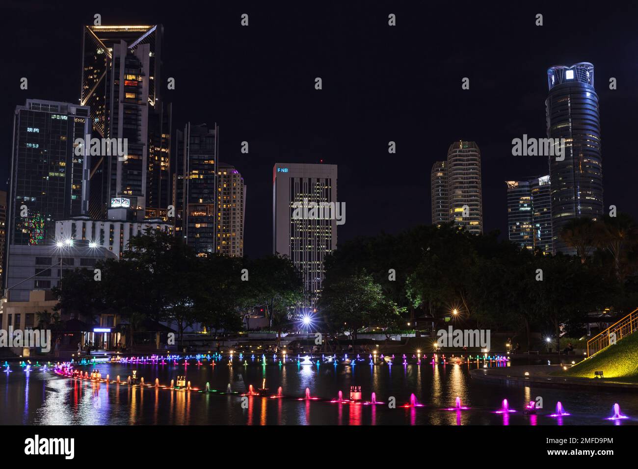 Kuala Lumpur, Malaisie - 28 novembre 2019 : parc KLCC la nuit, vue sur la rue avec fontaine illuminée Banque D'Images