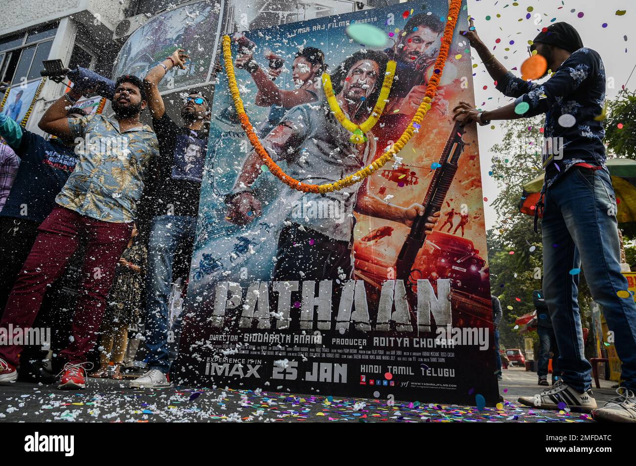 Kolkata, Inde. 25th janvier 2023. Les fans de l'acteur Bollywood Shah Rukh Khan célèbrent la sortie du film hindi Shah Rukh Khan-starrer ''Pathaan'', avant le premier jour de projection du film, devant une salle de cinéma à Kolkata sur 25 janvier 2023. (Photo de Sankhadeep Banerjee/NurPhoto) Credit: NurPhoto SRL/Alay Live News Banque D'Images