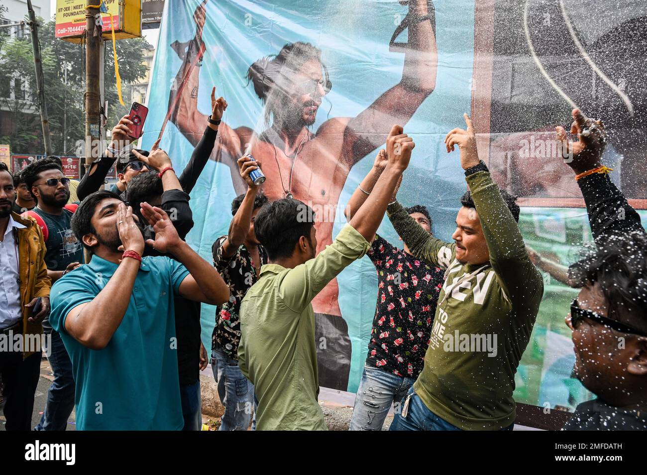 Kolkata, Inde. 25th janvier 2023. Les fans de l'acteur Bollywood Shah Rukh Khan célèbrent la sortie du film hindi Shah Rukh Khan-starrer ''Pathaan'', avant le premier jour de projection du film, devant une salle de cinéma à Kolkata sur 25 janvier 2023. (Photo de Sankhadeep Banerjee/NurPhoto) Credit: NurPhoto SRL/Alay Live News Banque D'Images