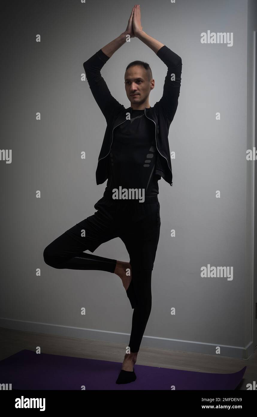 Prise de vue en longueur d'un homme faisant du yoga. Banque D'Images