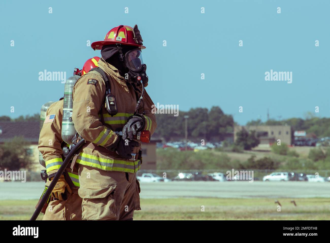 L'escadre de combat 149th et l'escadre de la base aérienne 502nd, 902nd Escadron de génie civil participent à un exercice conjoint permettant aux pompiers d'obtenir une formation de familiarisation et d'évacuation du F-16 en cas d'urgence à la base conjointe San Antonio-Lackland, Texas, 18 août 2022. Ces exercices permettent d'établir la confiance et l'expérience entre les unités afin de fonctionner aussi efficacement et efficacement que possible à un moment donné. (Photo de la Garde nationale aérienne par le sergent d'état-major. Ryan Mancuso) Banque D'Images