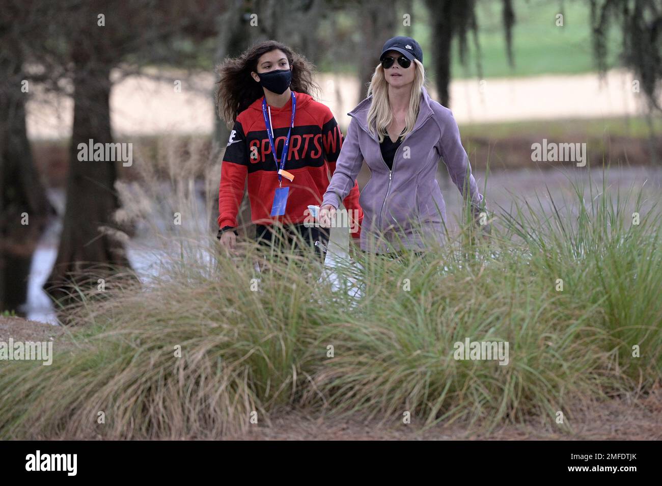 Elin Nordegren, right, and Sam Alexis Woods follow Tiger Woods and Charlie Woods on the 18th hole during the final round of the PNC Championship golf tournament, Sunday, Dec. 20, 2020, in Orlando, Fla. (AP Photo/Phelan M. Ebenhack) Banque D'Images