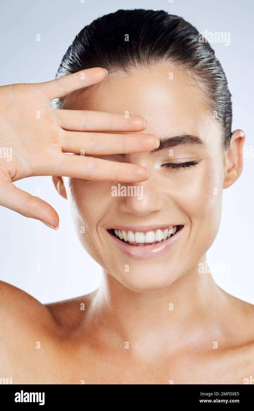 Visage, beauté et soin de la peau d'une femme en studio avec un sourire ...